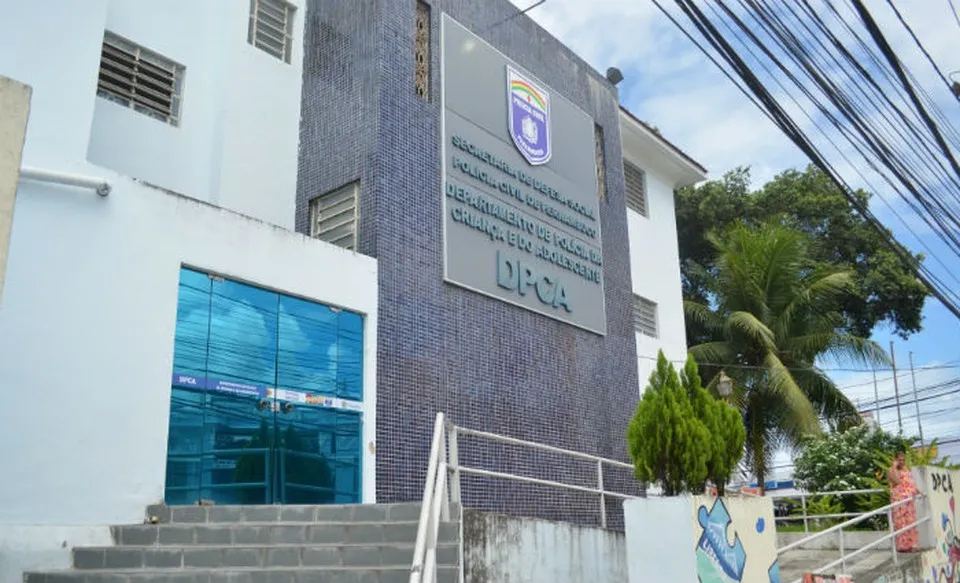 Após as lesões do castigo físico desaparecerem, a adolescente retornou à escola e conseguiu passar para a professora, imagens que a genitora fez, registrando as agressões