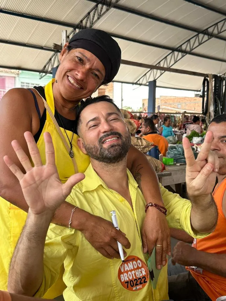 Vando Brother se destaca na cena política de Eunápolis, atraindo atenção por seu carisma e irreverência.