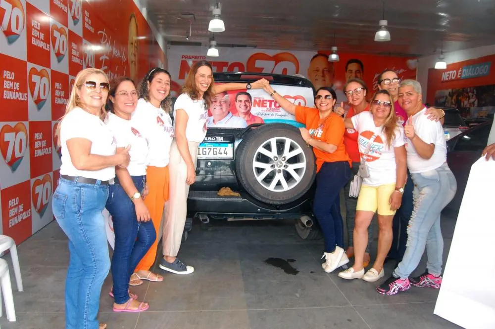 Adesivaço das “Mulheres Avante” movimenta centro de Eunápolis neste domingo.