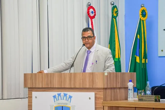 Cenário político conturbado em Itabela com possível impugnação de Ricardo Flauzino e abandono de lukinho.