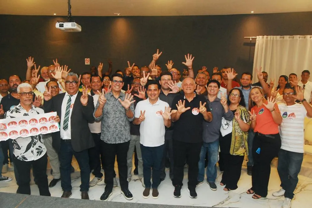 Neto Guerrieri recebe o apoio da comunidade evangélica de Eunápolis; aproximadamente 100 pastores e pastoras estiveram presentes na reunião.