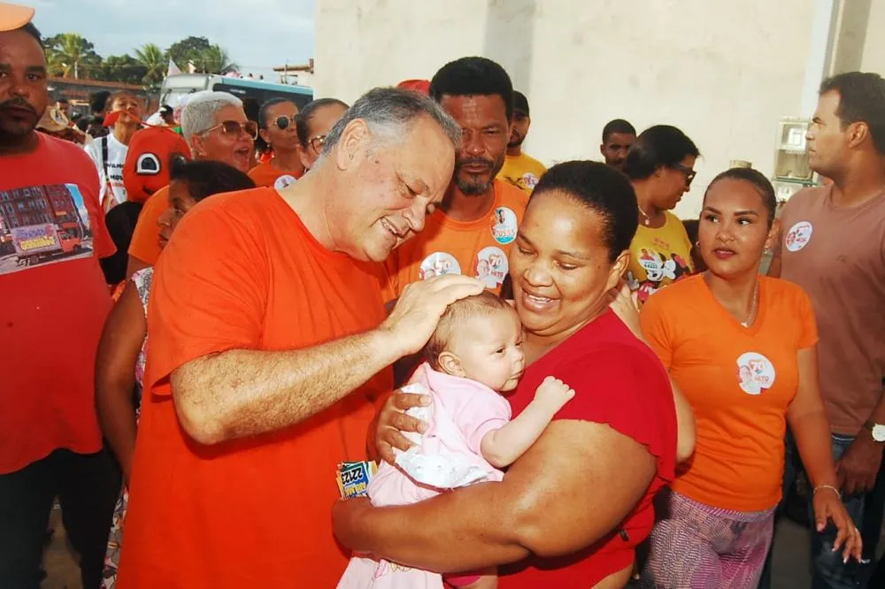 Moradores dos bairros Paquetá, Vila Olímpica e Alecrim 1 recepcionaram Neto Guerrieri nesta quarta-feira em uma grande caminhada
