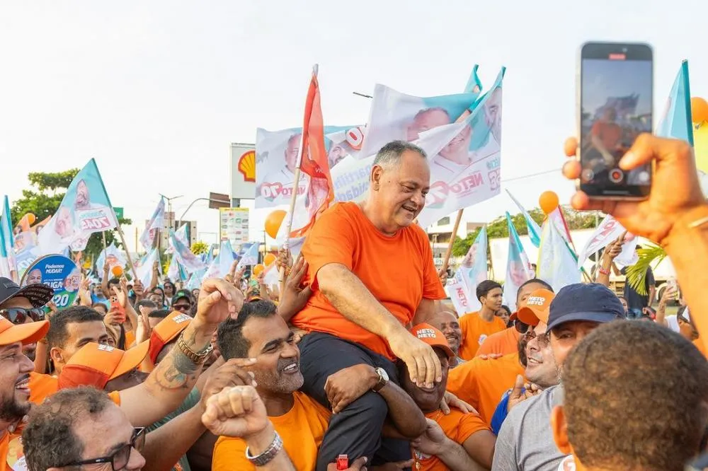 Arrastão do 70 toma de laranja ruas de Eunápolis e consolida próxima vitória de Neto Guerrieri