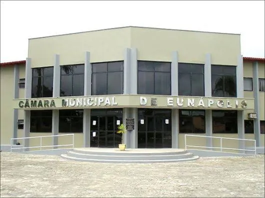 Veja quais vereadores foram reeleitos e quem são os novos integrantes da Câmara Municipal de Eunápolis.