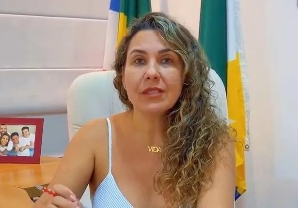 A grande família: Após efetuar mais de 300 exonerações, a prefeita Cordélia Torres ainda não destituiu nenhum membro de sua família até o presente momento.
