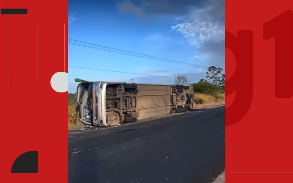Quatro pessoas morrem e pelo menos 15 ficam feridas após ônibus de turismo tombar em rodovia na Bahia