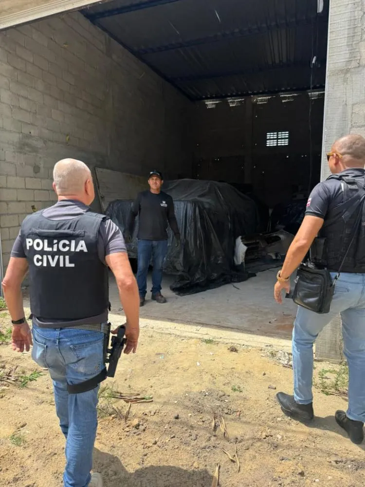 Polícia Civil descobre galpão de desmanche de veículos ligado a fraudes em seguros em Eunápolis